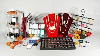 Using Jewelry Displays and Jewelry Boxes to Increase Your Sales